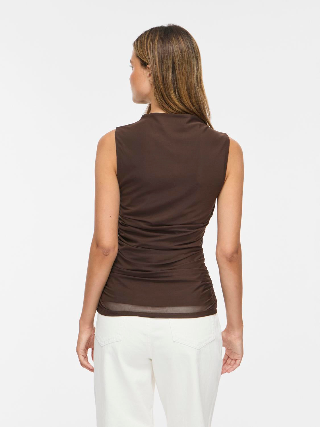 model_shot-back